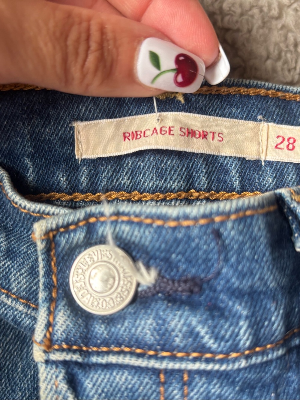 Levi’s Ribcage Shorts Size 28 - Picture 5 of 5